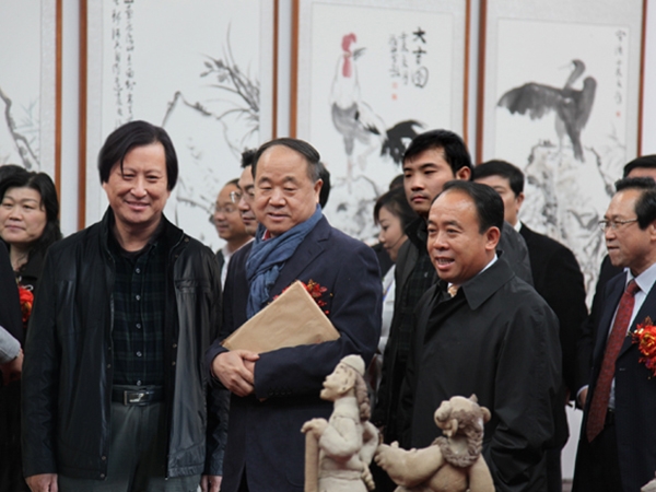 中國作家協(xié)會副主席、2012年度諾貝爾文學(xué)獎獲得者莫言與總經(jīng)理傅紹相在一起。