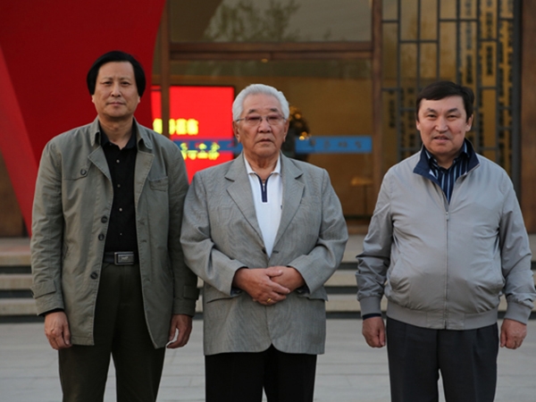 蒙古國前總理宮嘎·道爾基、現(xiàn)任議員巴克先生來華藝雕塑視察指導(dǎo)，并題字留念，及進行項目洽談合作等。傅紹相總經(jīng)理陪同參觀并向客人介紹雕塑藝術(shù)。