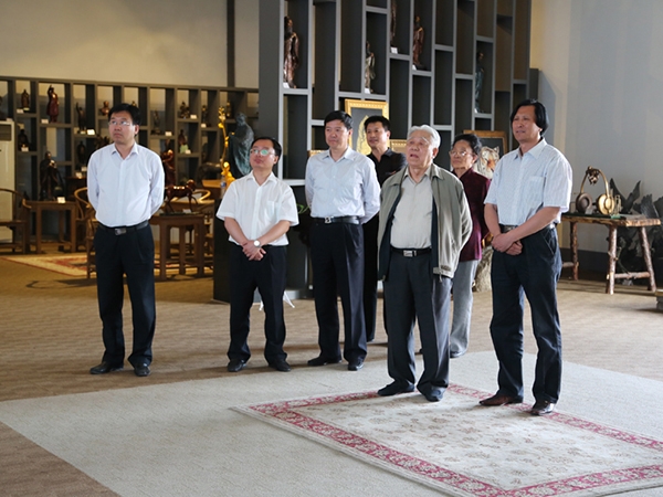 原中國人民解放軍海軍司令員石云生上將一行在濰坊原市人大副主任王永興、臨朐縣劉裕斌縣長的陪同下來華藝視察指導(dǎo)并題字留念，傅紹相總經(jīng)理向客人介紹雕塑藝術(shù)。