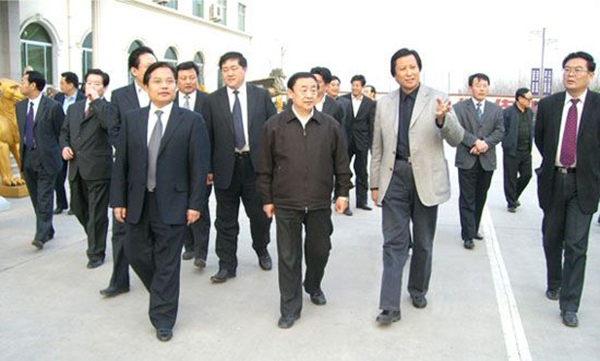 山東省委副書記、省長韓寓群、濰坊市委書記張新起一行蒞臨華藝雕塑參觀指導(dǎo)，傅紹相總經(jīng)理介紹雕塑藝術(shù)