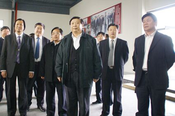 山東省委副書記、省長姜大明、副省長賈萬志、濰坊市委書記張新起等領(lǐng)導(dǎo)于2009年4月15日蒞臨華藝雕塑視察指導(dǎo)，總經(jīng)理傅紹相介紹雕塑藝術(shù)。
