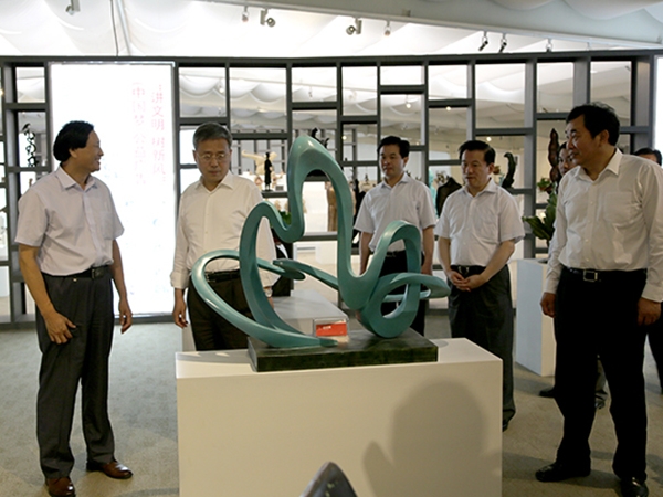 山東省委副書記，山東省人民政府郭樹清省長，濰坊市委杜昌文書記，濰坊市劉曙光市長等領(lǐng)導(dǎo)來華藝雕塑視察指導(dǎo)，臨朐縣委書記顧建華陪同參觀，傅紹相總經(jīng)理介紹企業(yè)情況及雕塑藝術(shù)。