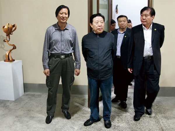 全國政協(xié)副主席、中國文聯(lián)主席孫家正在濰坊市政協(xié)主席趙興濤等領(lǐng)導(dǎo)陪同下參觀華藝雕塑坊茨小鎮(zhèn)雕塑館，孫主席對華藝雕塑給予高度評價，傅紹相總經(jīng)理介紹雕塑藝術(shù)