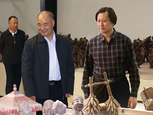 中央政治局委員、中央軍事委員會副主席許其亮來華藝雕塑視察指導(dǎo)，傅紹相總經(jīng)理介紹雕塑藝術(shù)