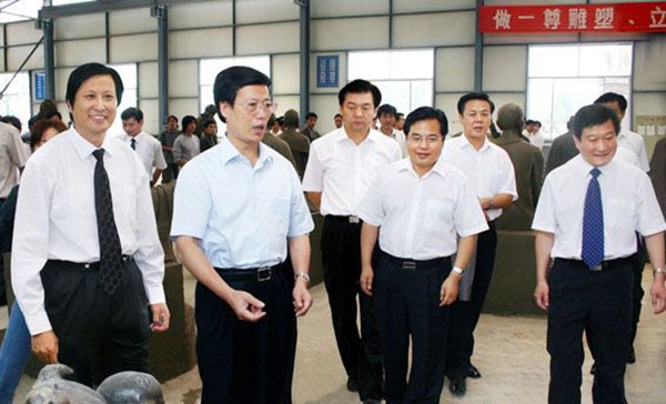 中央政治局常委、國務(wù)院副總理張高麗蒞臨華藝雕塑視察指導(dǎo)，傅紹相總經(jīng)理介紹雕塑藝術(shù)